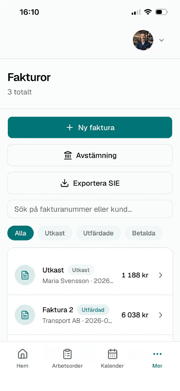 Fakturalistan i mobilen med status per faktura
